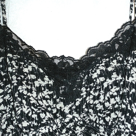 🦋 ANN TAYLOR CAMISOLE - BLACK & WHITE ABSTRACT LACE TRIMMED - SZ 6P - Picture 2 of 11
